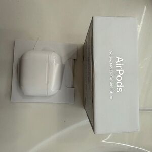 AirPods 4 noise cancellation